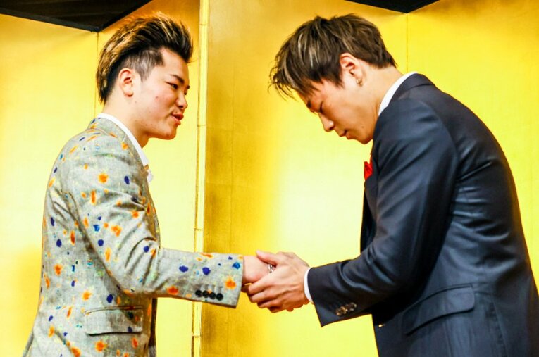 がっちりと握手を交わす那須川天心と武尊。会見ではそれぞれ格闘技界の団結と発展を願うコメントを残した ／ photograph by Susumu Nagao