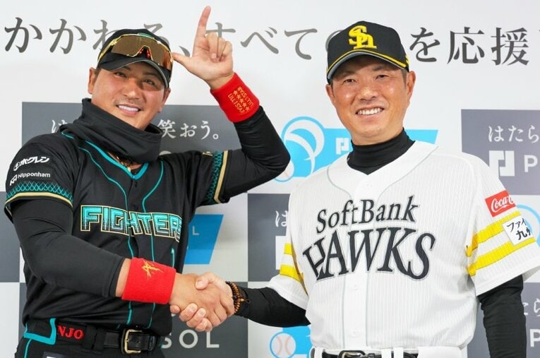 日本ハム監督・新庄剛志とソフトバンク監督・小久保裕紀 ／ photograph by JIJI PRESS