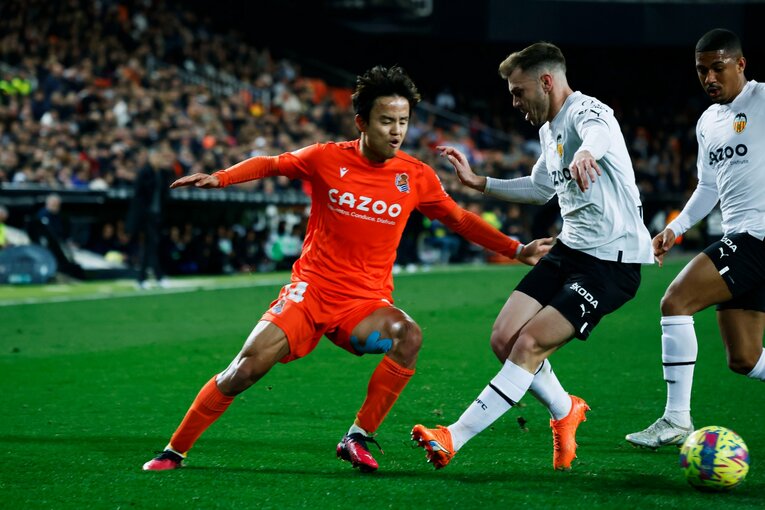 〈久保建英ソシエダ月間MVP〉敵地で憎まれるのは名が知れた証拠だが…「クボへの徹底マーク」と“1枚も撮れなかったシーン”とは(23)