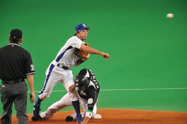 97年のドラフトで中日入りした井端弘和。7度（04～09年、12年）のゴールデン・グラブ賞に輝く。14～15年、巨人でプレーし現役引退　©BUNGEISHUNJU