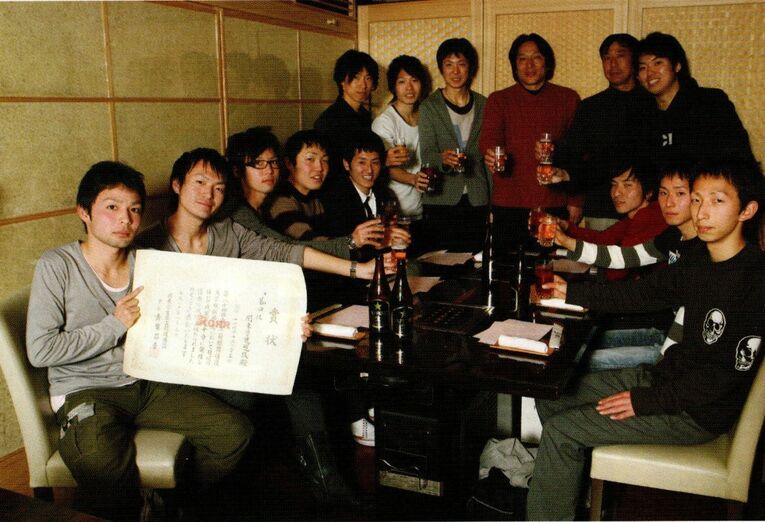 叙々苑での打ち上げの様子。リアル“俺たちの学連選抜”チームだった（佐藤雄治さん提供）