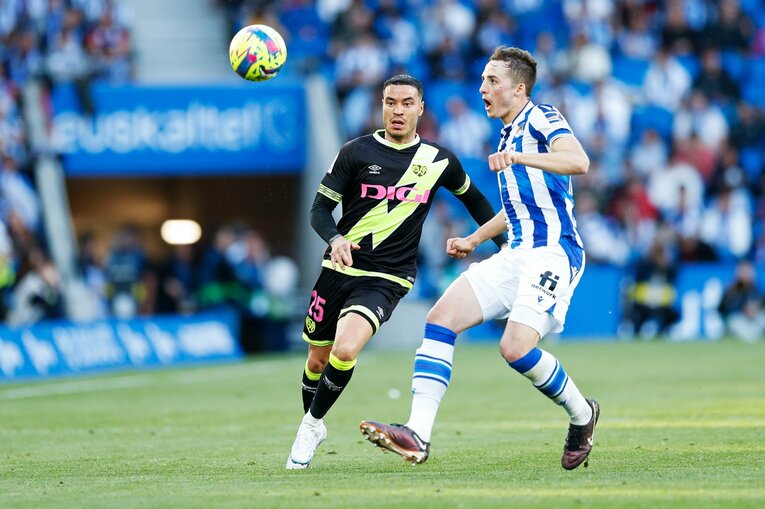 「クボはノルマル（普通）よ」辛口おばあちゃんにバルで遭遇も…カメラマンが撮った久保建英21歳の“軽快ドリブル＋母・祖母のような愛”(9)