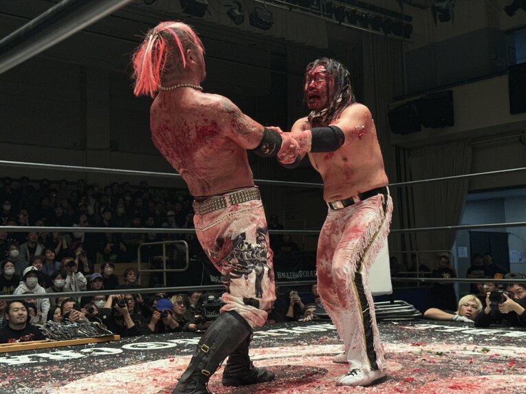 スワイプすると「エル・デスペラードvs葛西純」など激闘写真をご覧になれます　©Norihiro Hashimoto