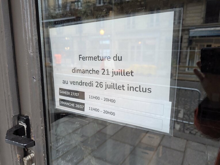 7月21日から26日までの休業を告知する張り紙　©Yu Saito