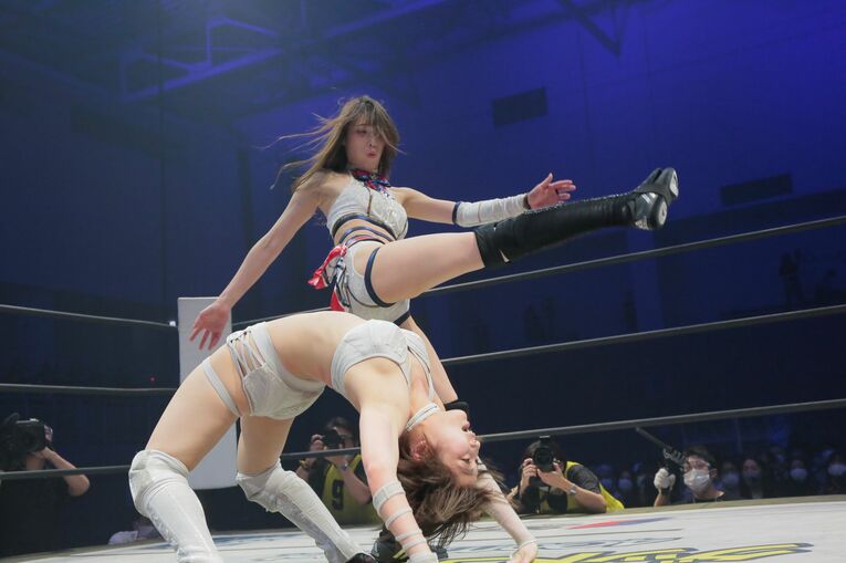 赤井沙希（上）と安納サオリ　(C)DDTプロレスリング