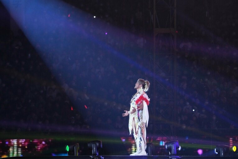 花道でポーズをとる棚橋弘至　©Masashi Hara