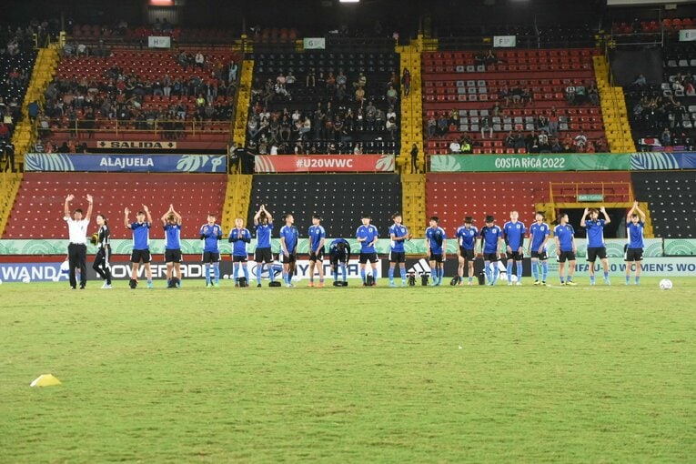 声援を送ってくれたサポーターたちへ挨拶　©︎JFA/PR