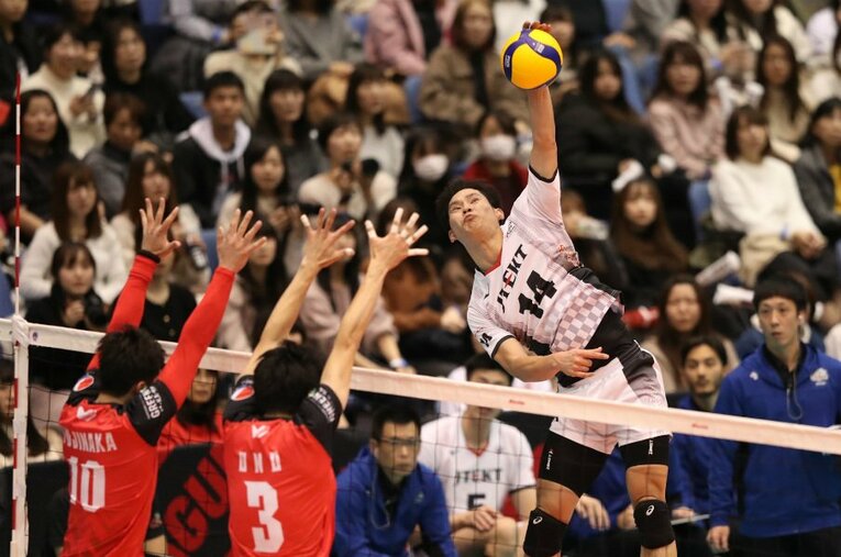 プレーも精神面も成長する西田有志。19歳に感じるVリーグを背負う覚悟。(3) ／ photograph by V.LEAGUE