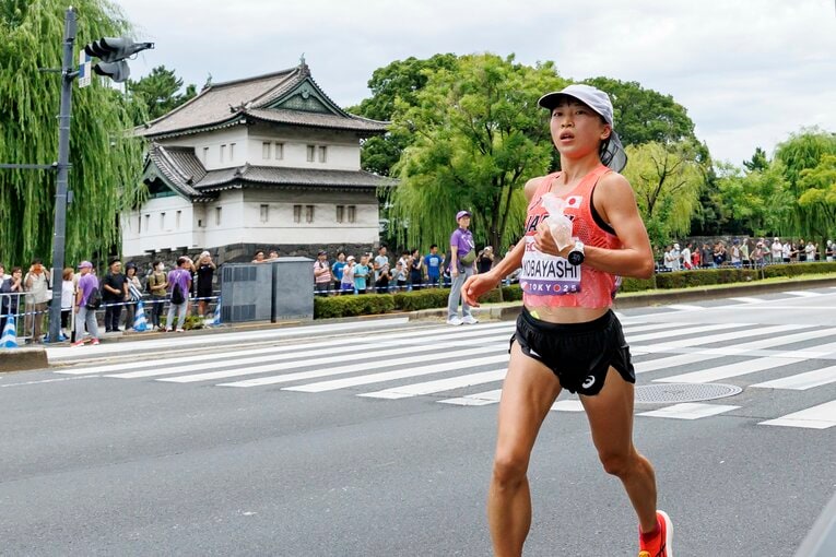 酷暑のレースで暑熱対策のために氷を握って走る場面も　©Kiichi Matsumoto