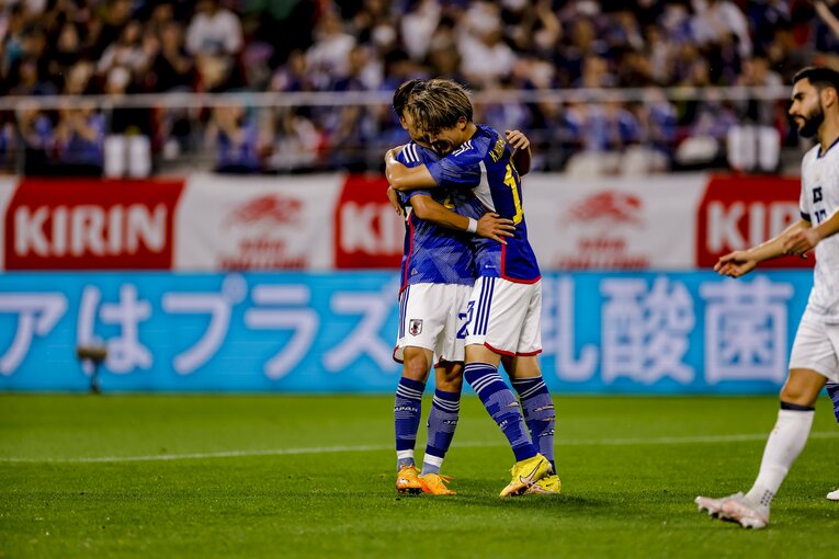 エルサルバドル戦で代表初ゴールを決め、久保建英と抱き合う中村敬斗　©Kiichi Matsumoto