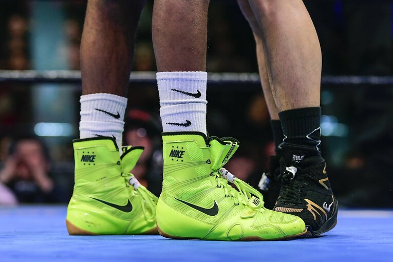 ナイキのシューズとソックス2枚履きという変わった（？）臨戦態勢　©Getty Images