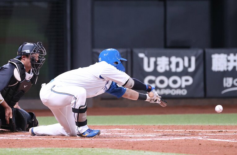 昨季8月のマリーンズ戦では2者連続の初球スクイズを成功させた水野　©︎SANKEI SHIMUBUN