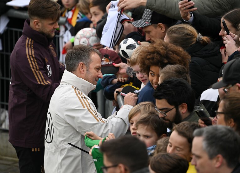 ファン対応するフリック監督　©Getty Images