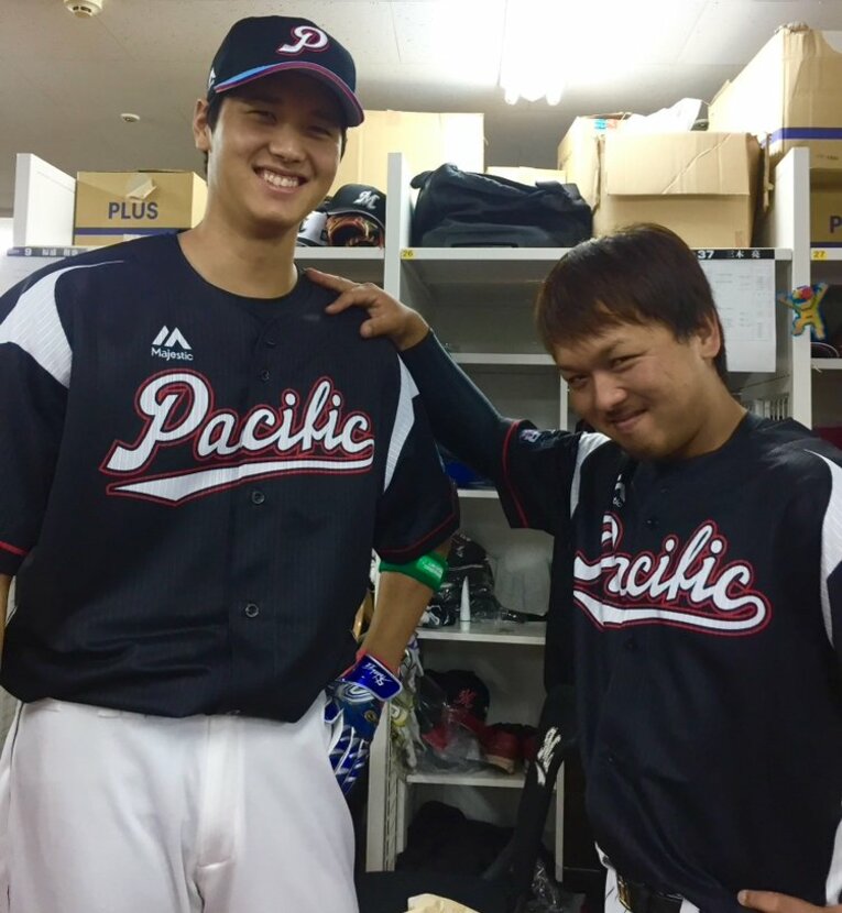 オールスターのロッカールームで記念撮影に収まる大谷と田村　©︎Chiba Lotte Marines