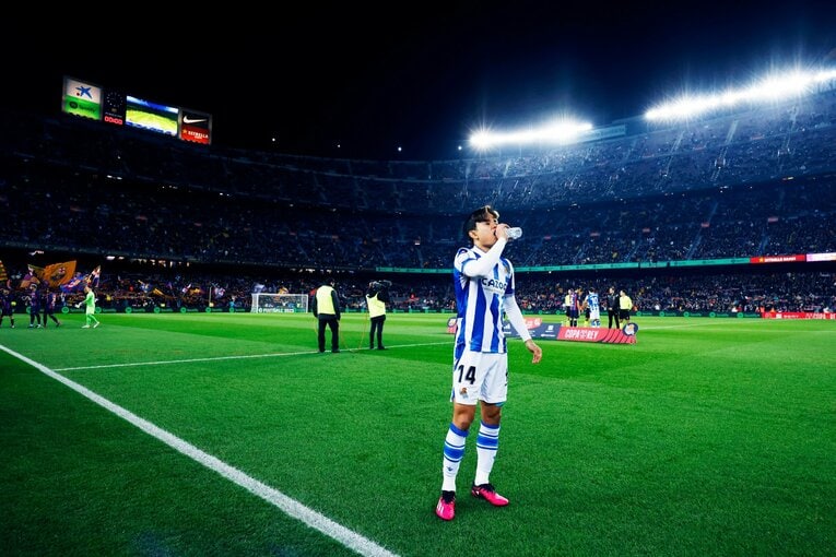 「クボのことは知ってるよ」バルササポに久保建英が笑顔で… 放送なしが惜しい「名手ブスケッツが声を荒げた」鮮烈プレー〈現地撮影〉(12)