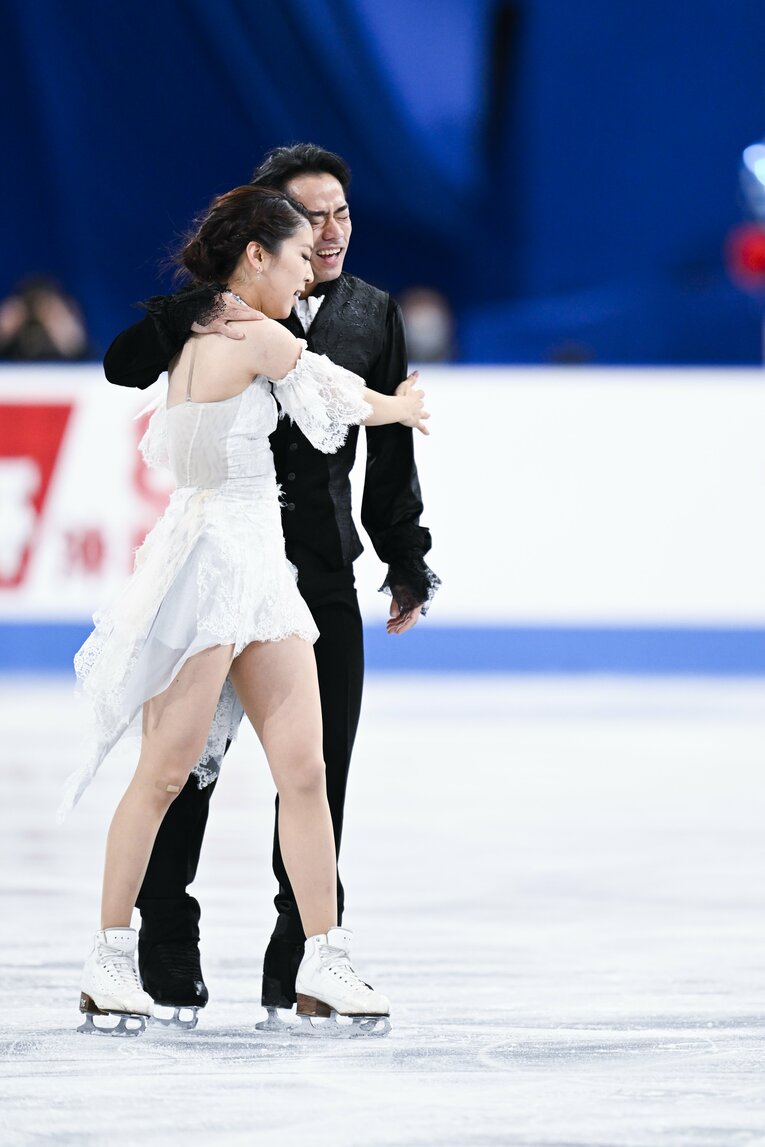 お互い肩に手を当て、健闘を称え合う　©Asami Enomoto