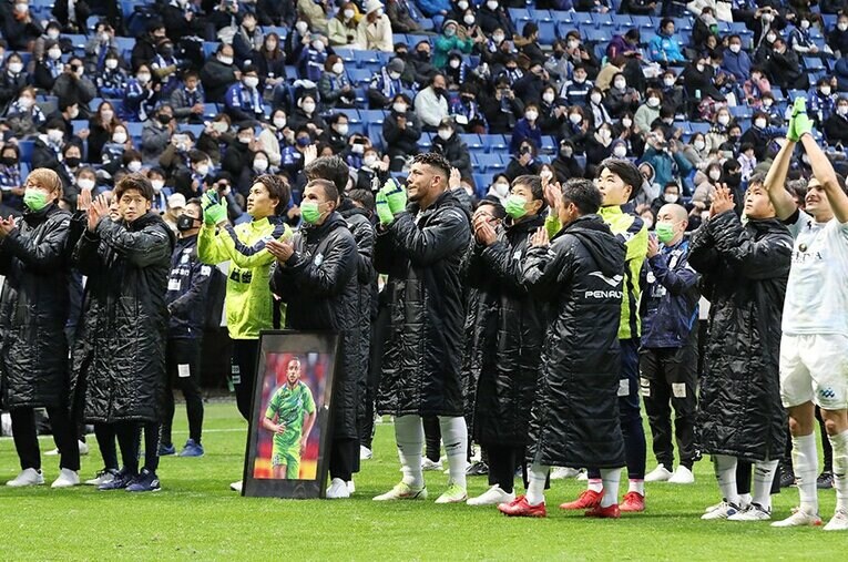 最終節までもつれ込んだJ1残留争い。前年J1最下位に終わっていた湘南ベルマーレは徳島の敗戦でJ1残留を決めた ／ photograph by JIJI PRESS