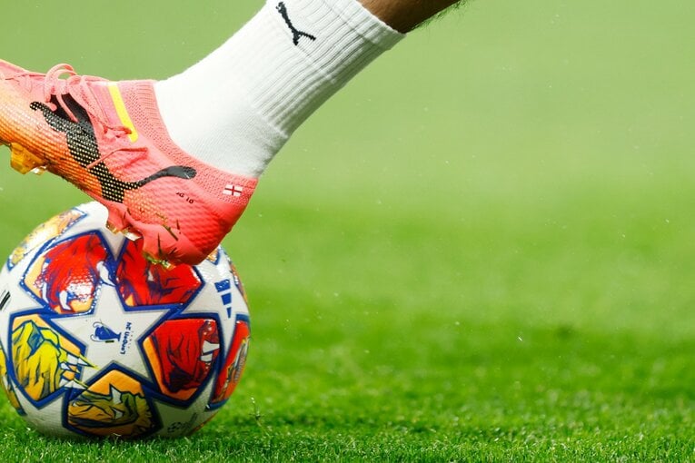 グリーリッシュのイングランド旗入りのスパイクと、CL決勝の地”ロンドン”のロゴが入ったオフィシャルボール　©Daisuke Nakashima