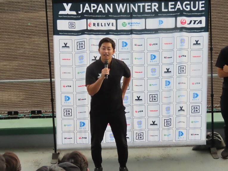 閉幕式で選手に話す鷲崎代表　©Kou Hiroo