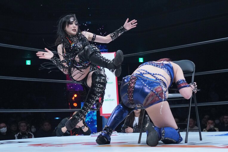 安納サオリを蹴る上谷沙弥　©Essei Hara