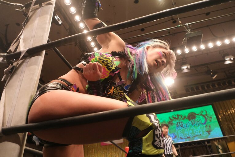 「スターダムをクビになって…」人気女子プロレスラーが初告白　ウナギ・サヤカ“超満員の自主興行”に密着して感じた「不思議な風格」(66)