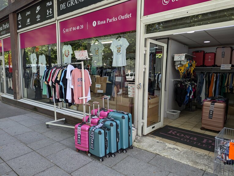 パリ市内の古着屋の外観　©Yu Saito