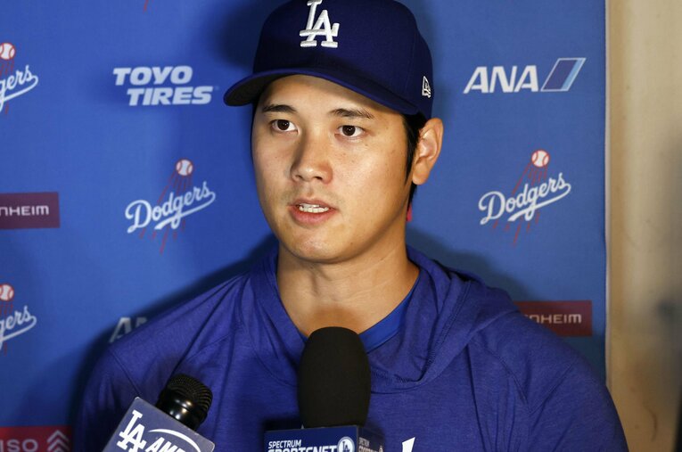 現地4月8日のツインズ戦前、報道陣の取材に応じた大谷翔平（29歳）。「（ピッチクロックで）間違いなく負担増えている」と発言 ／ photograph by KYODO