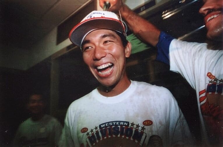 地区優勝を果たし、この笑顔である（スクロールすると、笑顔はじける野茂英雄の他の写真がご覧になれます）　©Kazuaki Nishiyama