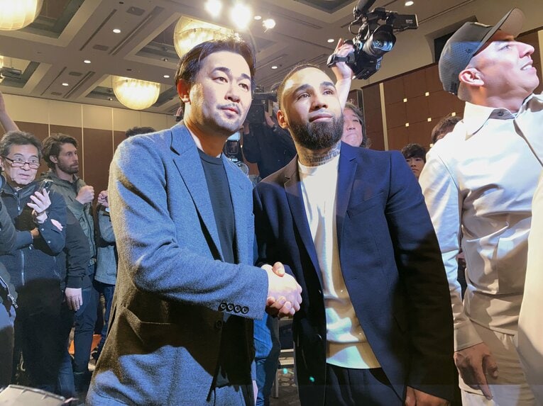 3月6日に行われた井上尚弥vs.ルイス・ネリの記者会見。ネリは山中慎介に謝罪し、握手を交わした　©JIJI PRESS