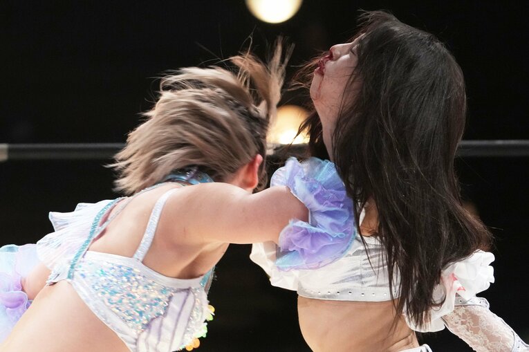 桜井麻衣のエルボーに耐える心希　©Masashi Hara