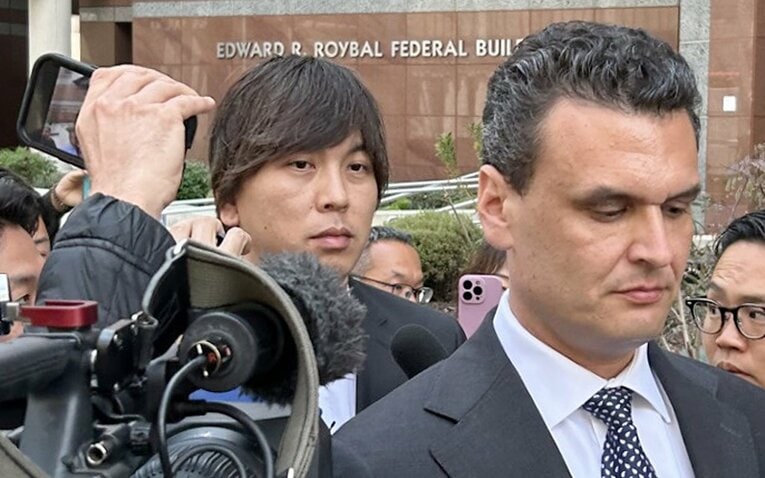 5月14日、ロサンゼルスの裁判所前で報道陣に囲まれる水原一平氏　©JIJI PRESS