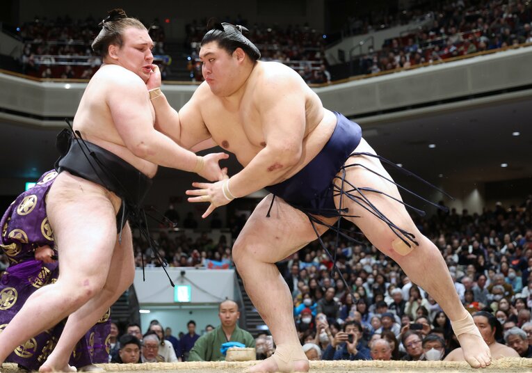 初場所14日目に安青錦を押し倒した大の里。体調が万全ではないなか、横綱としての意地を見せた　©JIJI PRESS