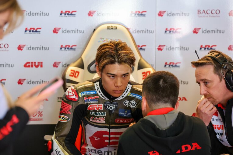 エンジニアと話す中上貴晶　©Satoshi Endo