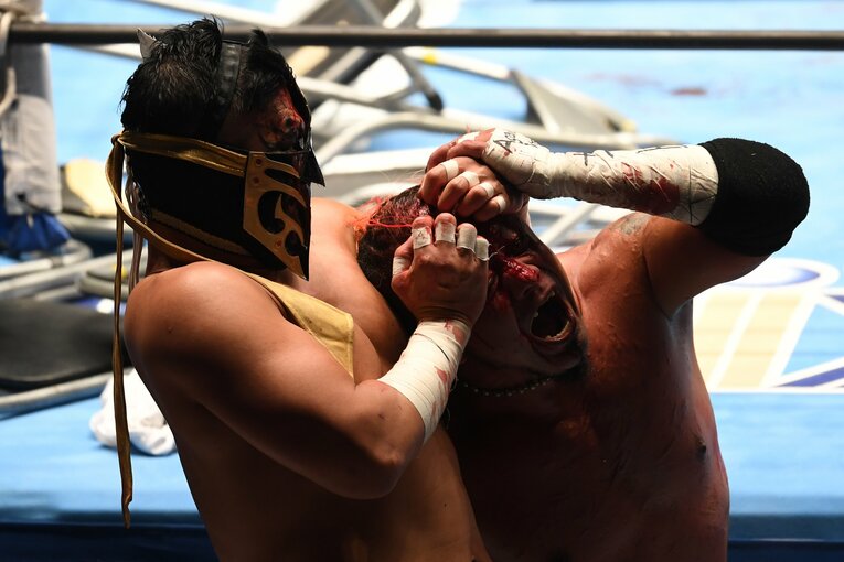 葛西純の額の傷口を攻撃するエル・デスペラード