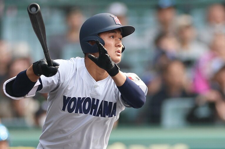 沖縄尚学戦で先制の3点本塁打を放った横浜高の阿部葉太。飛ばないバット導入も影響してか、今大会も過去に比べホームランは少ない ／ photograph by JIJI PRESS