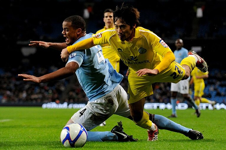 レスター時代の阿部勇樹。マンチェスター・シティのコンパニともマッチアップした ／ photograph by Michael Regan/Getty Images