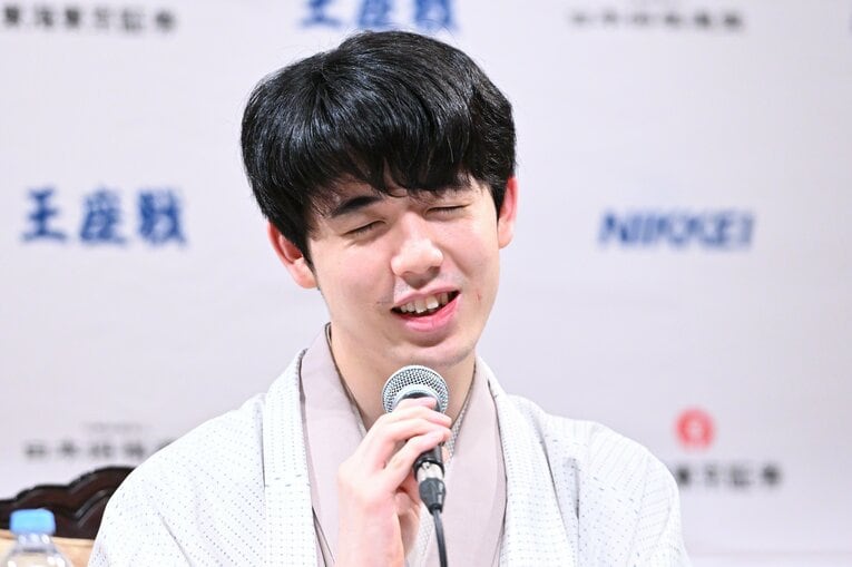 目をつむり、言葉を考え選ぶ慎重な語り口はそのまま　©Keiji Ishikawa