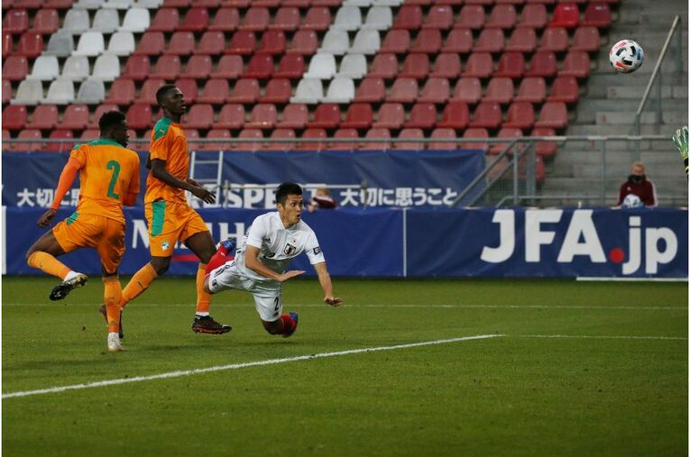 連係不足は“想定内” 19歳久保建英が森保Jで見せた「身体能力差を埋める」クレバーな技術(48) ／ photograph by JFA