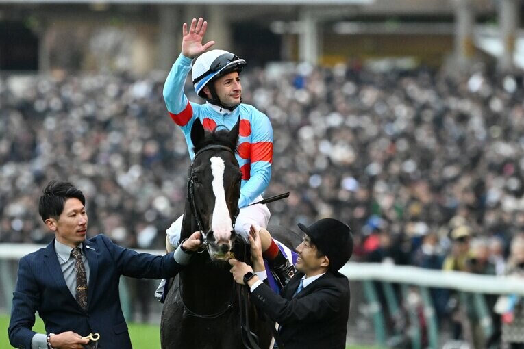 ファンの声援に応えるルメール　©Keiji Ishikawa