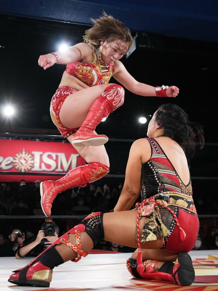 Sareeeも飛びヒザ蹴りで応戦　©Essei Hara