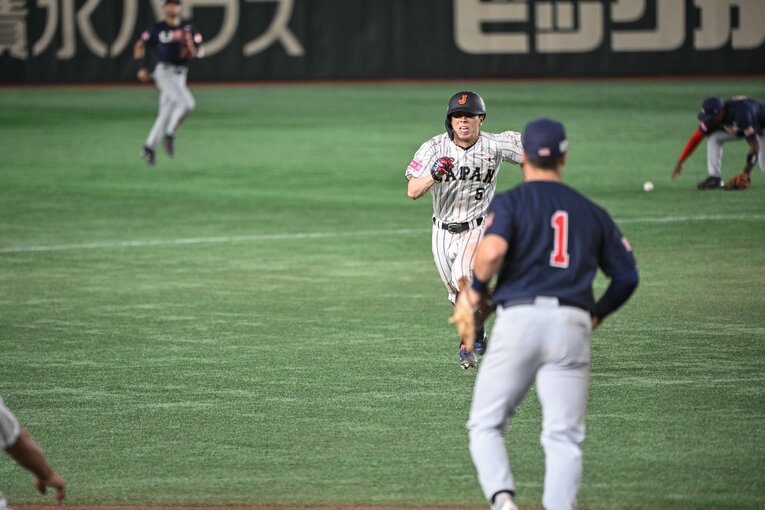 プレミア12米国戦、五十幡は相手の送球が乱れたのを見てすぐさま三塁へ。速い速い！　©Nanae Suzuki