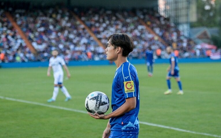 クロアチア最強のクラブ、ディナモを相手にプレーする浦田樹　©Siniša Sović / NK Varaždin