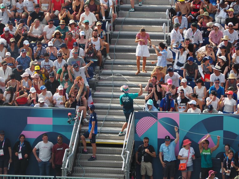 客席にホースで散水するボランティアスタッフ　©JMPA