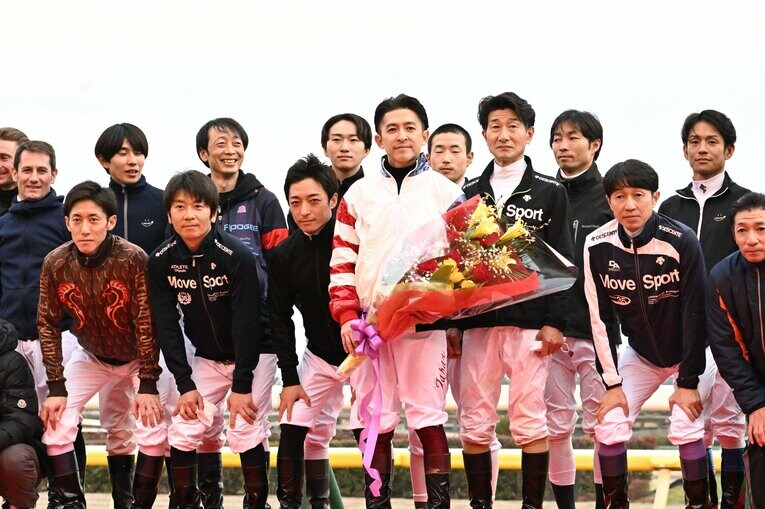 騎手仲間との記念撮影　©Keiji Ishikawa