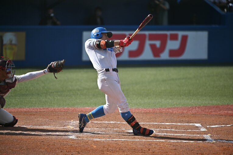 独特のバッティングフォームから好打を見せる東大・阿久津　©Hideki Sugiyama