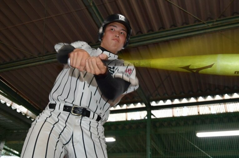 清宮幸太郎の“外れ1位”として3球団に指名され、ヤクルトに入団した村上宗隆。その後の大活躍のウラには「誰にも負けたくない」という反骨心があった ／ photograph by Hideki Sugiyama