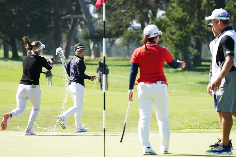 ウォーターシャワーで祝福される笹生優花　©︎Shizuka Minami