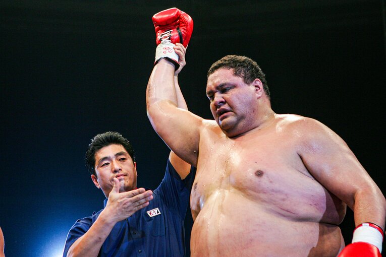 勝利の喜びを噛みしめる曙　©Susumu Nagao