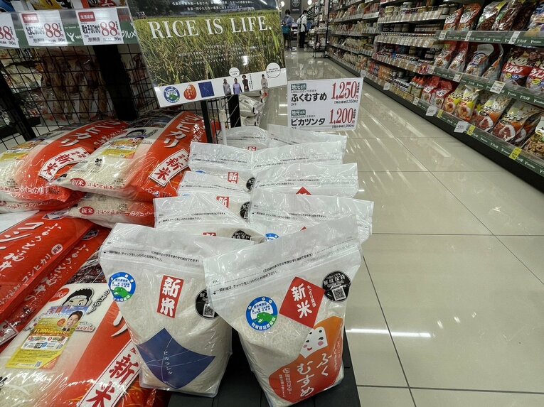 スーパーマーケットに並べられた中垣内氏が作ったお米