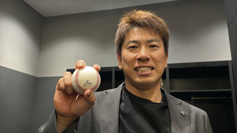 記念球を手に　©︎Chiba Lotte Marines
